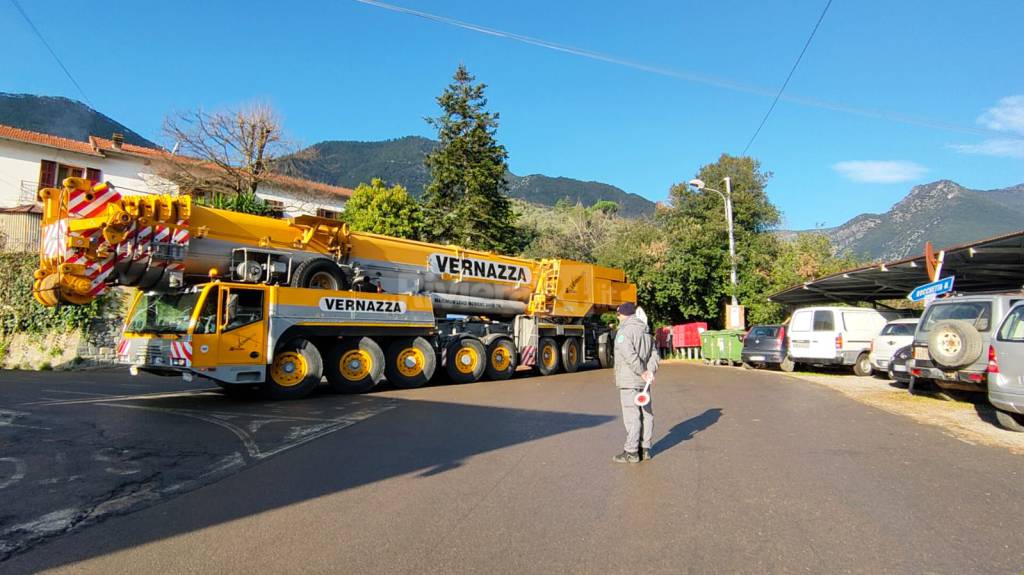 Rocchetta Nervina, arrivata la gru. Venerdì 3 gennaio inizia la costruzione del ponte