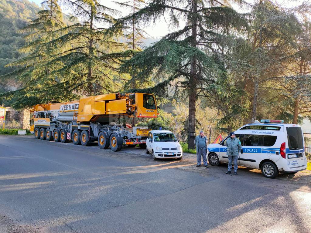 Rocchetta Nervina, arrivata la gru. Venerdì 3 gennaio inizia la costruzione del ponte