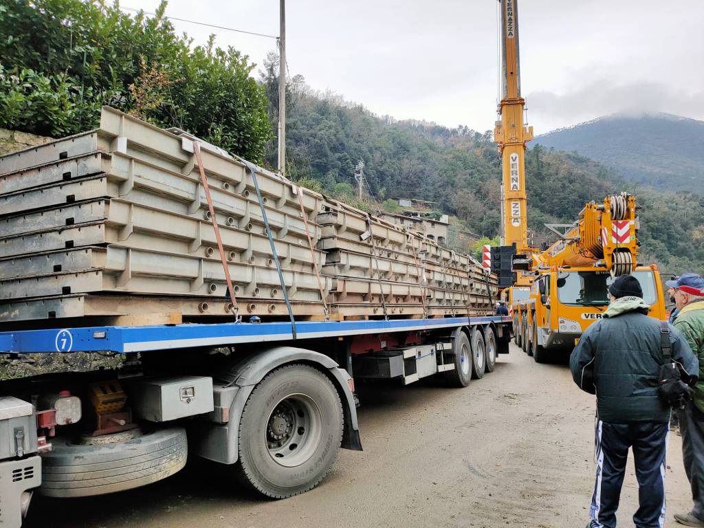 Rocchetta Nervina, è arrivato il ponte. Sarà pronto in una settimana