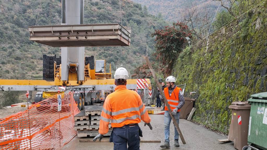 Rocchetta Nervina, è arrivato il ponte. Sarà pronto in una settimana