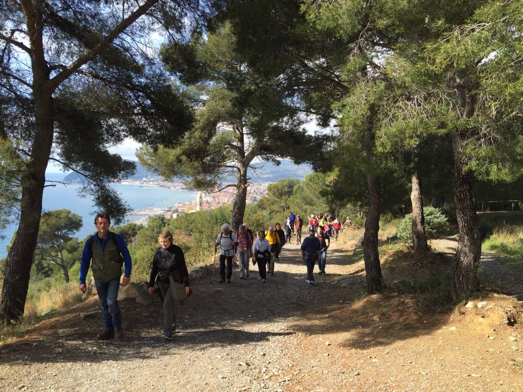 San Bartolomeo al Mare, “Sui sentieri del Golfo”, in 125 per la passeggiata di Capodanno