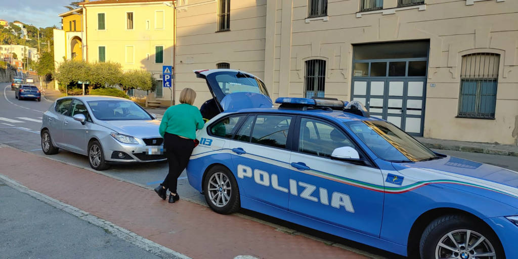 Imperia, auto tampona scooter che travolge pedone sulle strisce