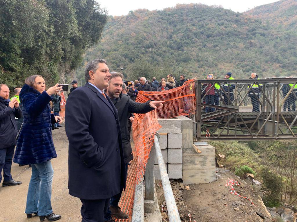 Inaugurato il ponte Bailey, Piana: «Oggi viene restituita un po’ di serenità agli abitanti di Rocchetta Nervina»