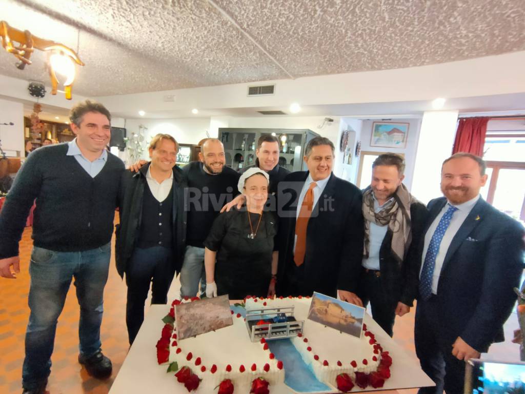 Due torte unite da un ponte, sono i Comuni di Dolceacqua e Rocchetta Nervina, riprodotti in un dessert