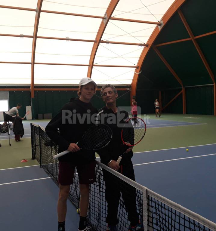 riviera24 - Fiorello gioca a tennis con Sinner