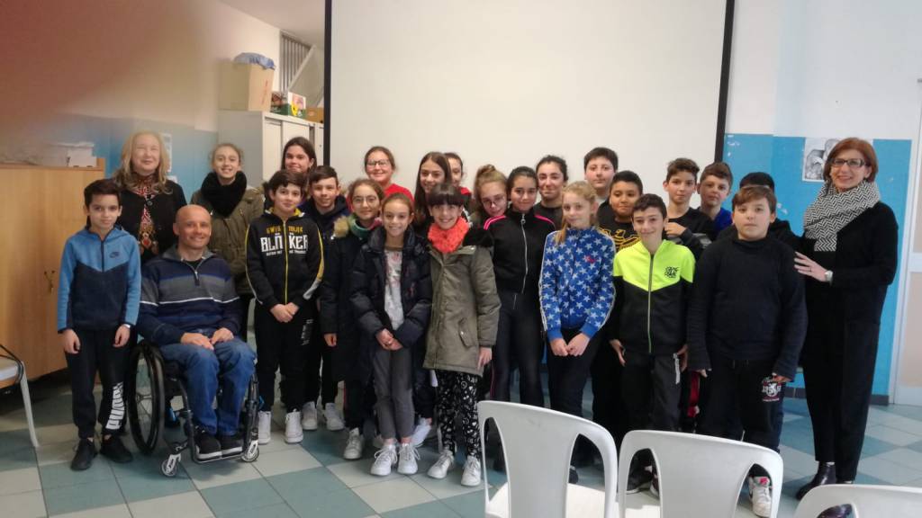 Ventimiglia, il campione di handbike Saverio di Bari incontra gli studenti della scuola media Cavour a Roverino