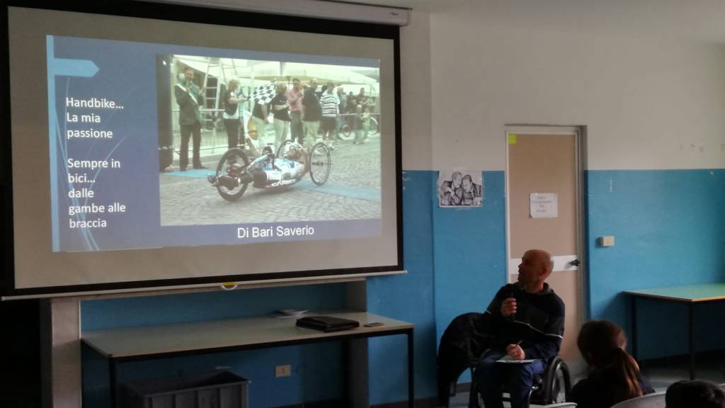 Ventimiglia, il campione di handbike Saverio di Bari incontra gli studenti della scuola media Cavour a Roverino