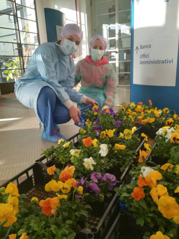 Ospedale Gaslini sommerso di generosità: donati oltre 5000 uova di Pasqua, mascherine protettive, 700 vasi e mazzi di fiori