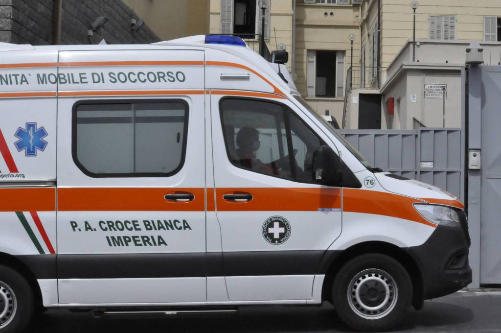 Auto si cappotta e finisce nelle fasce: ottantenne imperiese al pronto soccorso