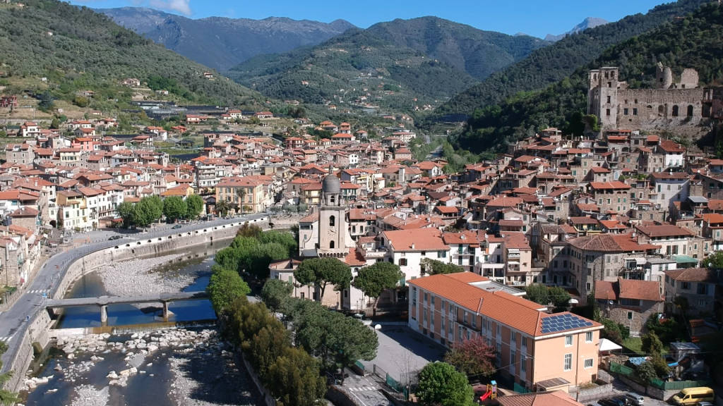 drone dolceacqua castello bandiera arancione centro storico