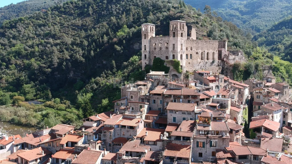 drone dolceacqua castello bandiera arancione centro storico