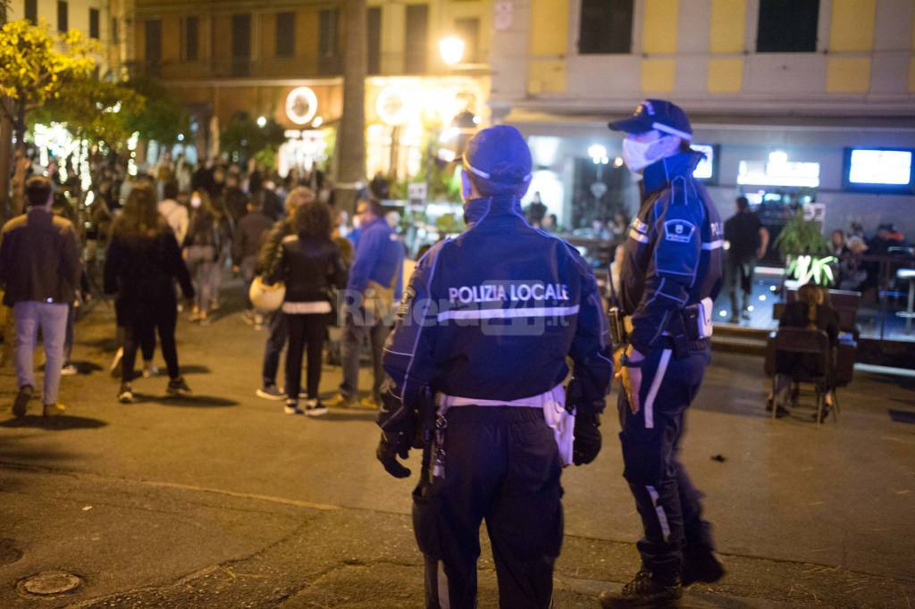 La "movida seduta" verso le 23 in piazza Bresca e Sardi