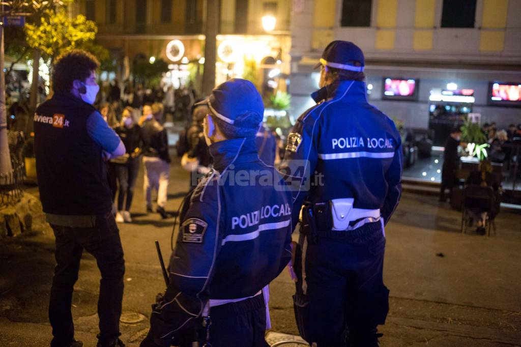 La "movida seduta" verso le 23 in piazza Bresca e Sardi