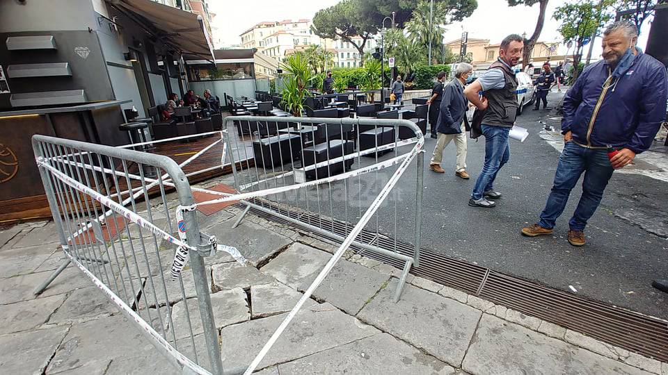 Sanremo, movida doppiamente “ingabbiata”. Crolla parte del pavimento pedonale di piazza Bresca