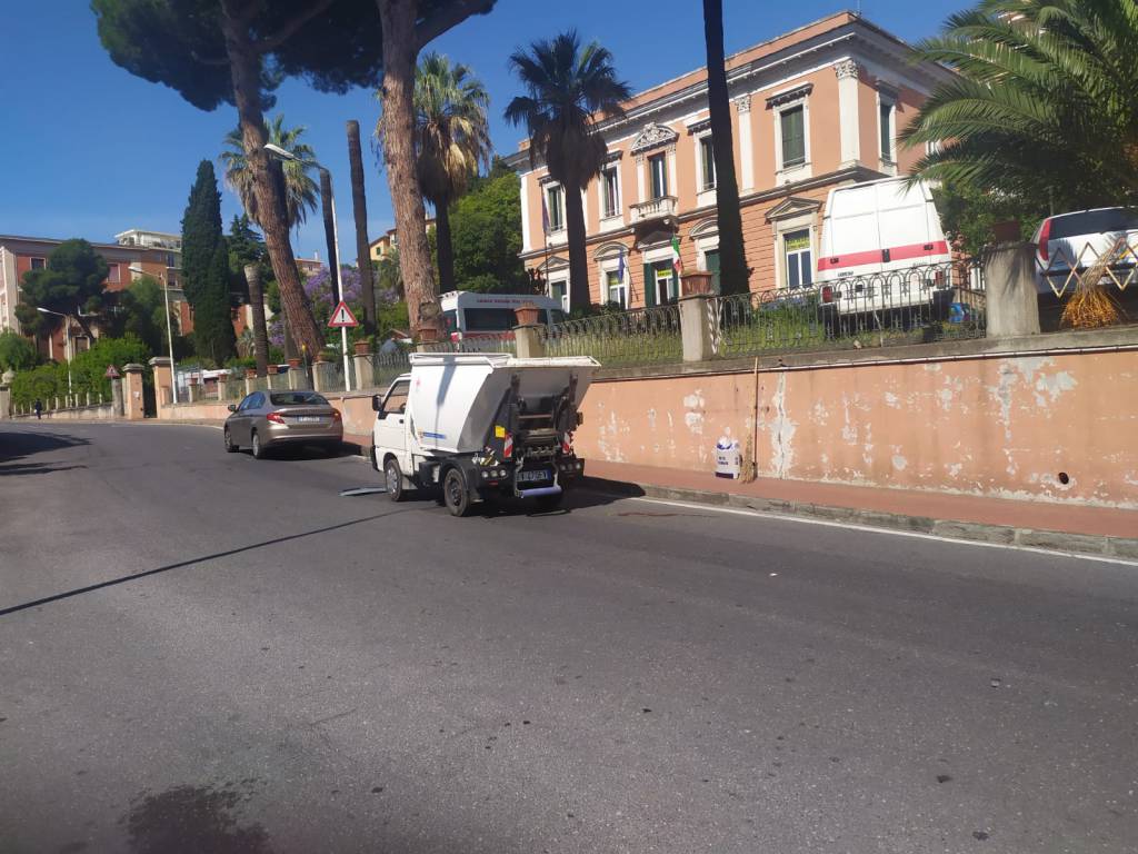 Imperia, mezzo della Teknoservice travolge anziana in via Trento