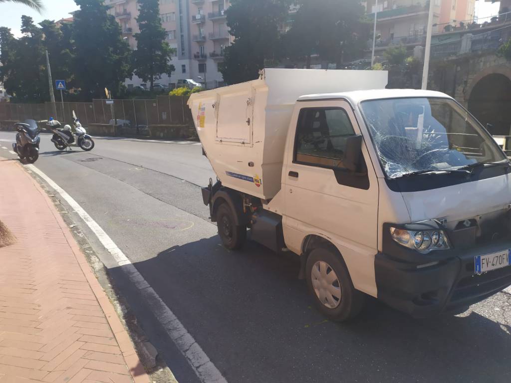 Imperia, mezzo della Teknoservice travolge anziana in via Trento