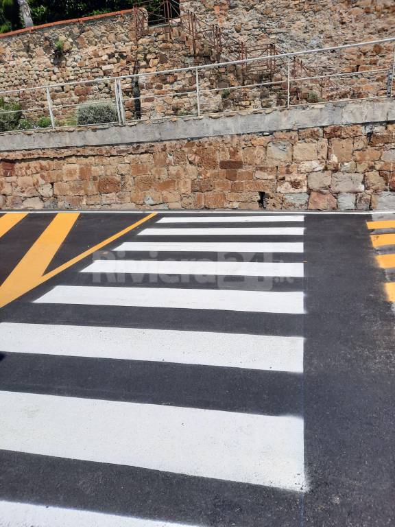 Sanremo, in Strada Tre Ponti il passaggio pedonale finisce nel muro