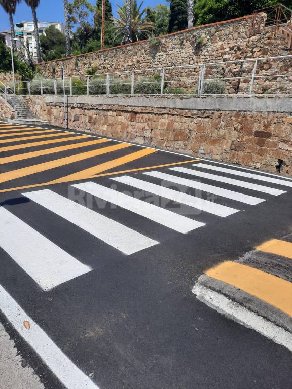 Sanremo, in Strada Tre Ponti il passaggio pedonale finisce nel muro