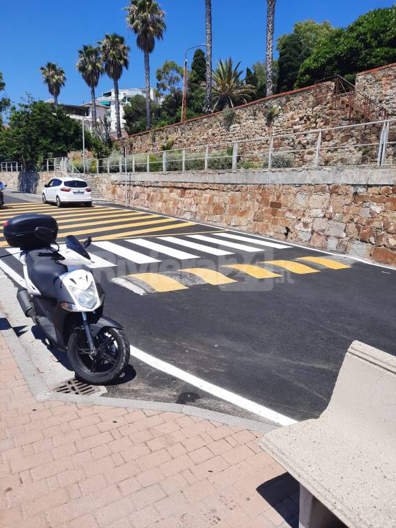 Sanremo, in Strada Tre Ponti il passaggio pedonale finisce nel muro