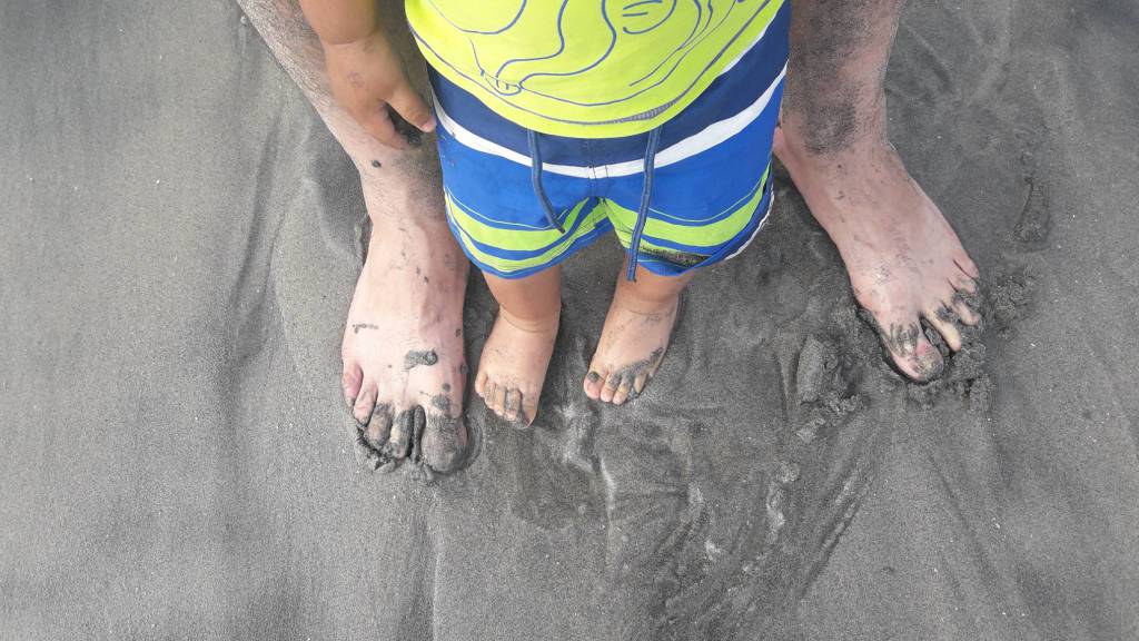 L’estate è alle porte: camminare a piedi nudi in spiaggia fa bene? I consigli e le raccomandazioni del podologo