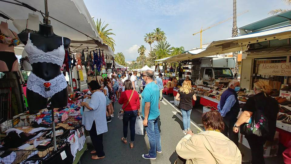 Sanremo, l&#8217;esordio del mercato ambulante sul lungomare Calvino. Sopralluogo del sindaco Biancheri