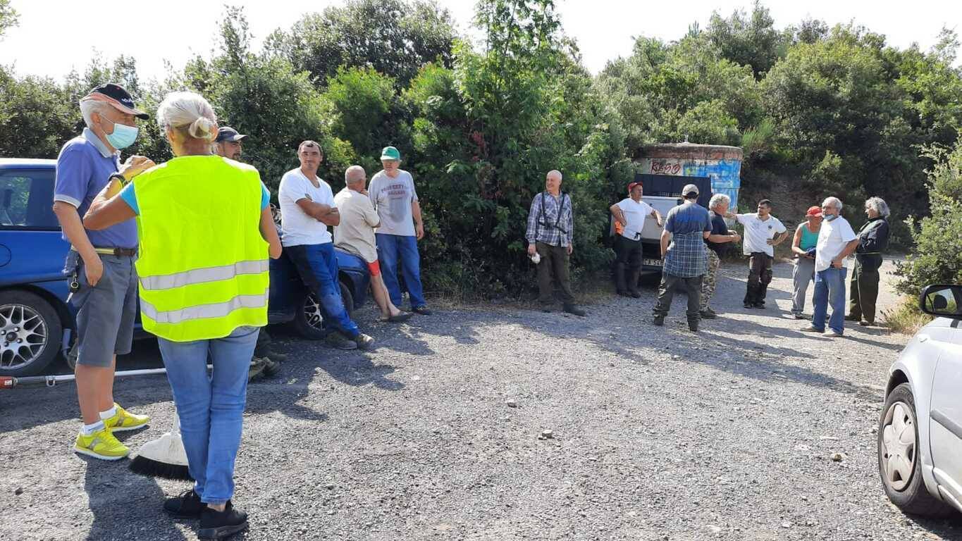 Bajardo, un gruppo di volontari pulisce le strade