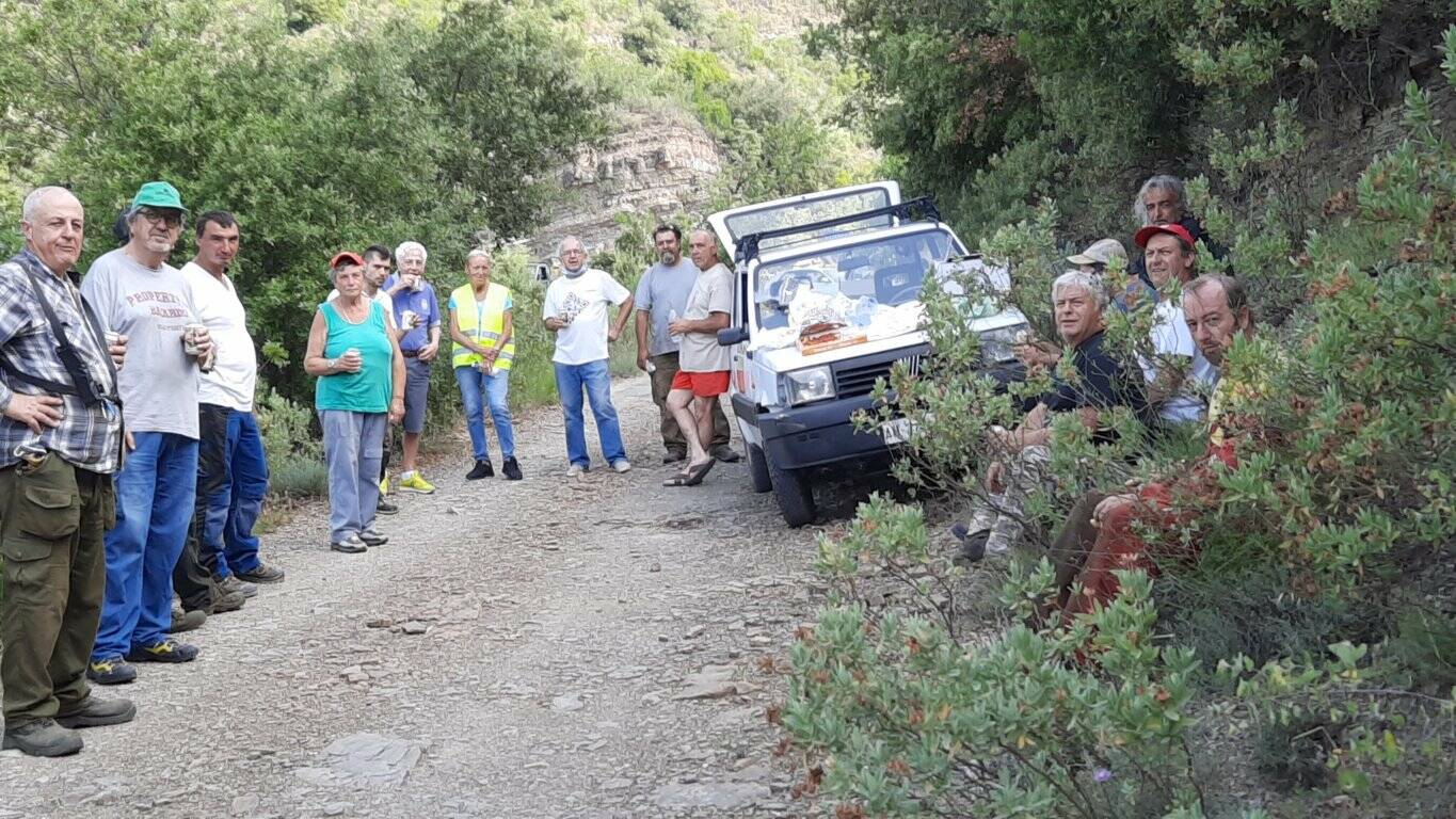 Bajardo, un gruppo di volontari pulisce le strade