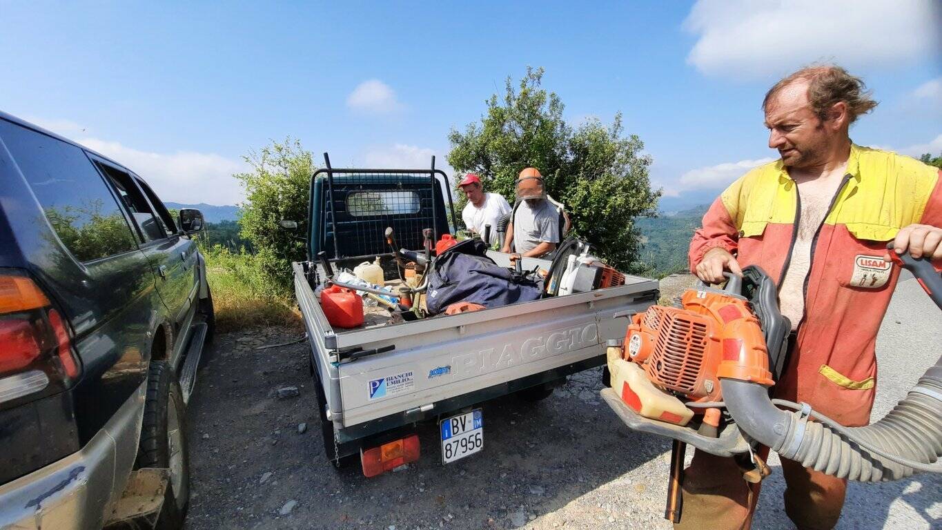 Bajardo, un gruppo di volontari pulisce le strade