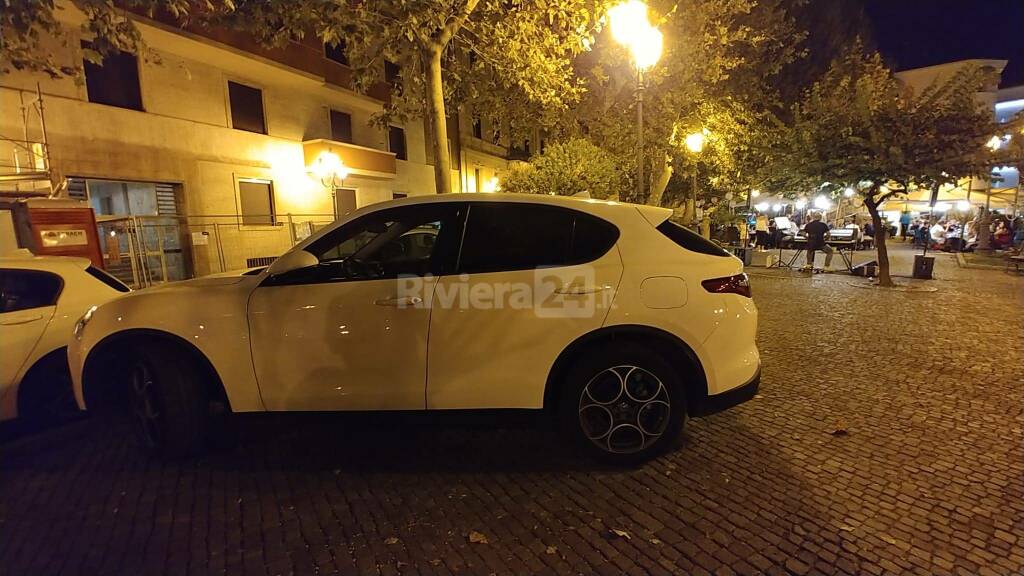 Sanremo, musicista parcheggia nei giardini pubblici. Costretto dai vigili a stoppare l’esibizione per spostare l’auto