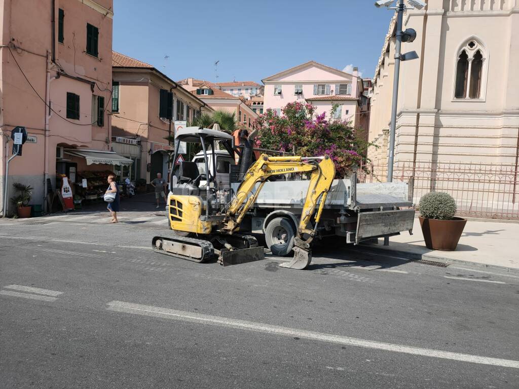 Imperia, alla Marina di Porto esplode tubo dell’acquedotto: addetti Amat al lavoro