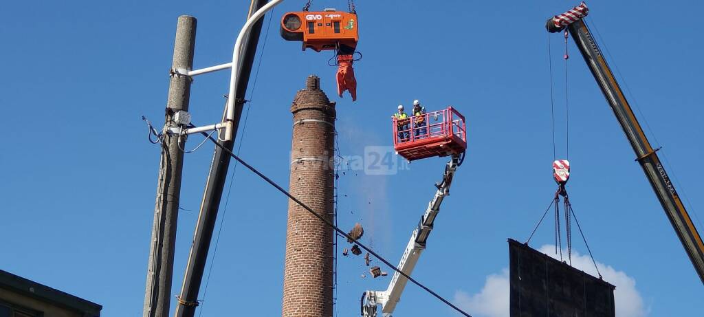 Imperia, giù la ciminiera della ex Sasso