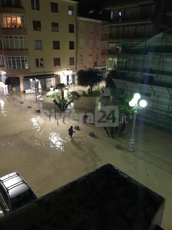 Frane, crolli ed evacuazioni per il maltempo. A Sanremo isolata la frazione di Borello