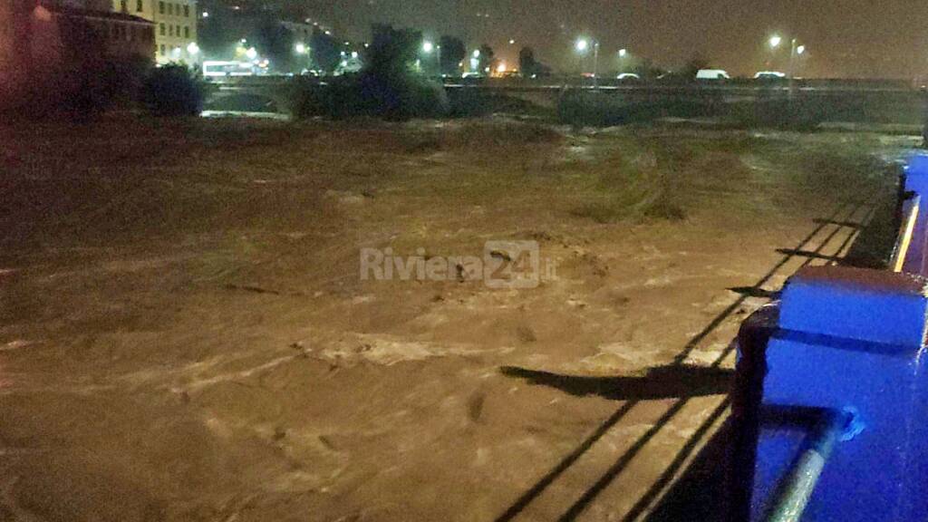 Frane, crolli ed evacuazioni per il maltempo. A Sanremo isolata la frazione di Borello