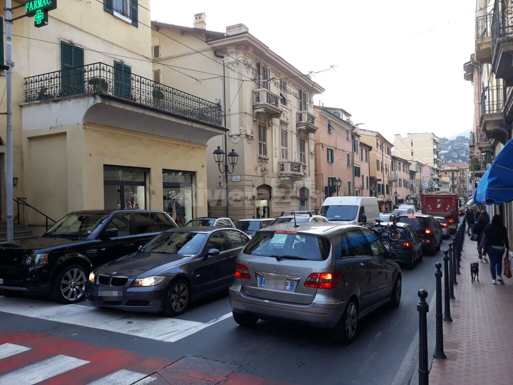 Ventimiglia, tabacchini presi d’assalto dai francesi