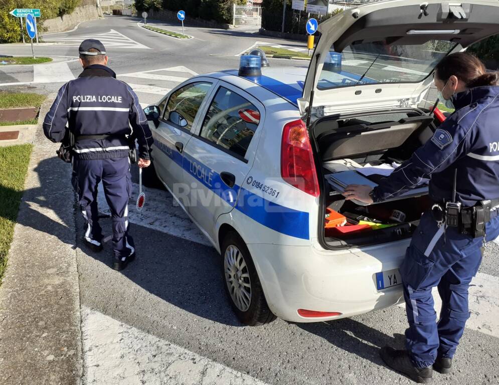 Sanremo, fichi per strada fanno cadere motociclista. Multati i proprietari delle piante