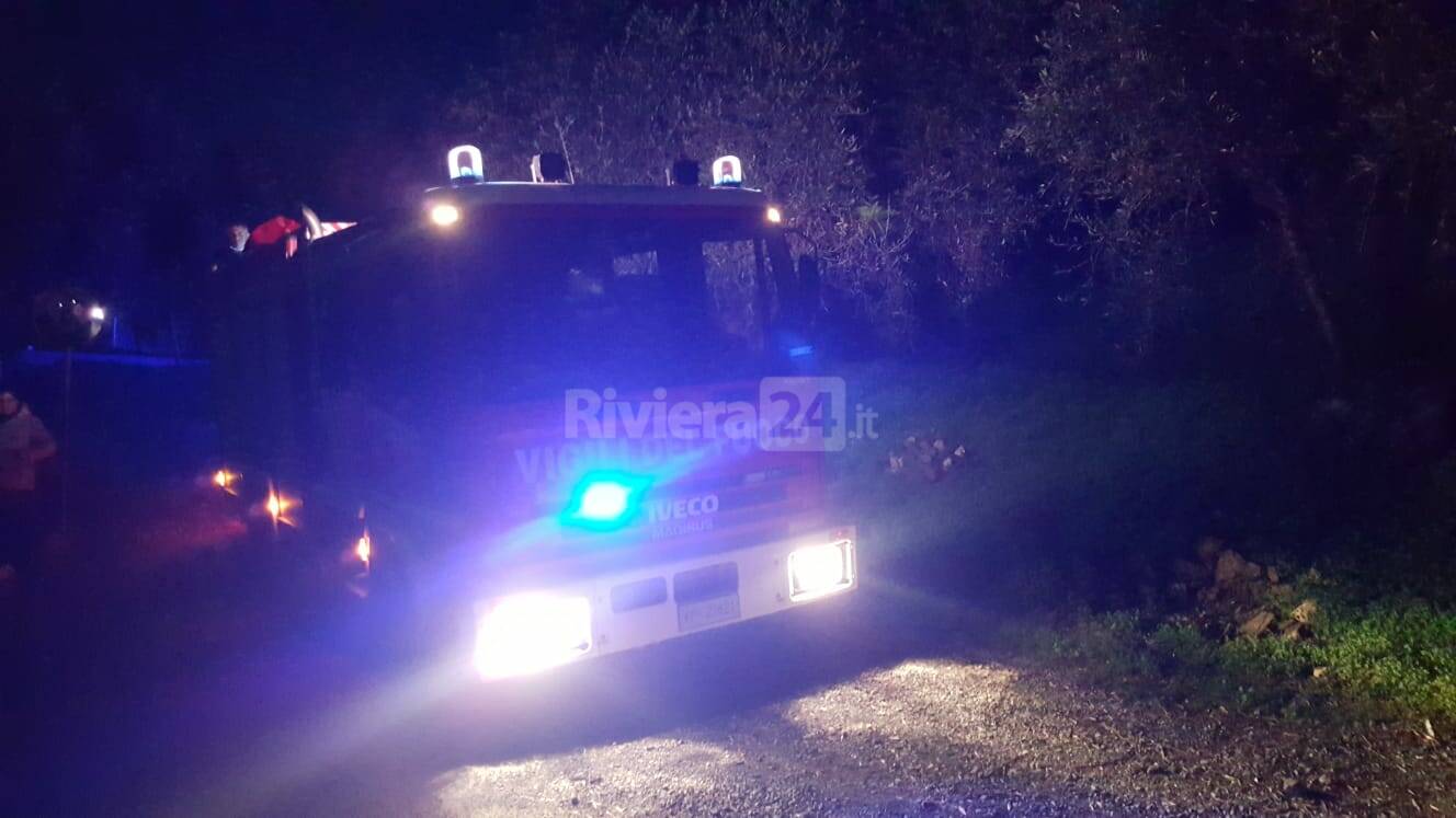 Diano San Pietro, incidente in campagna: uomo intrappolato sotto al trattore