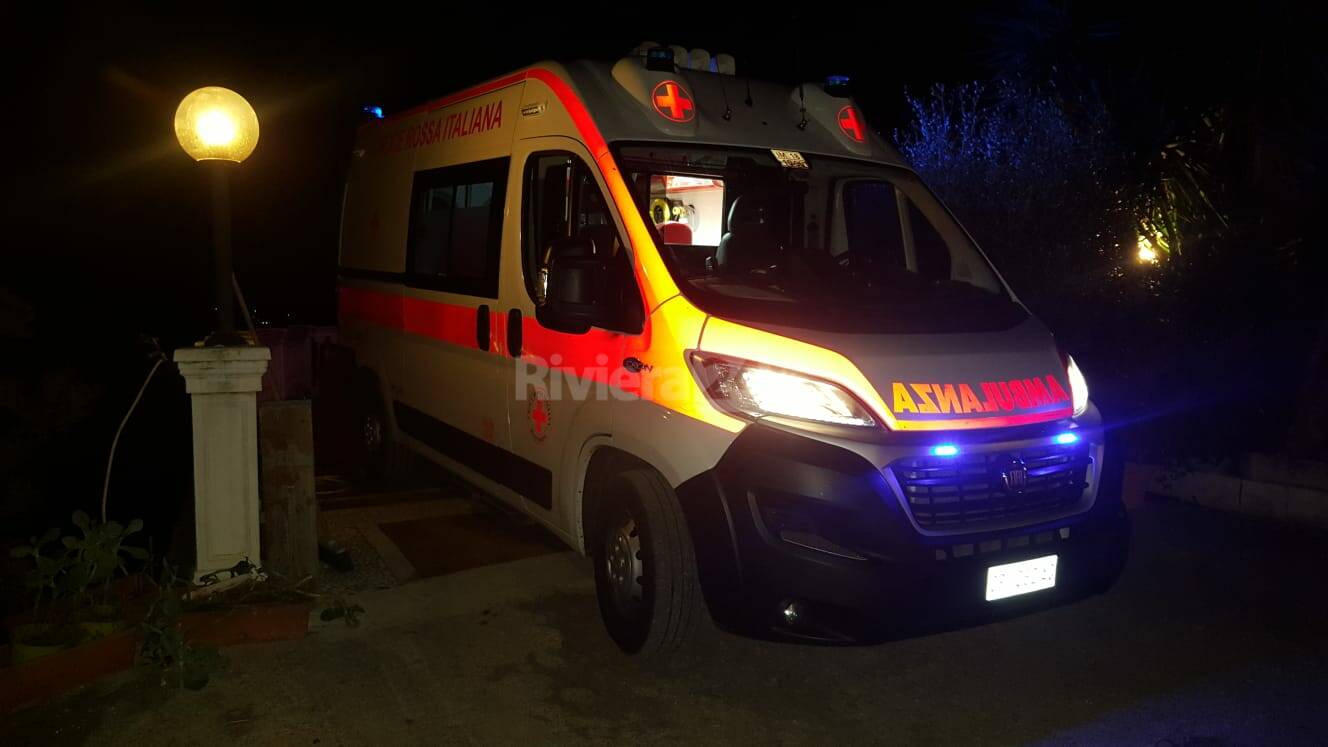 Diano San Pietro, incidente in campagna: uomo intrappolato sotto al trattore