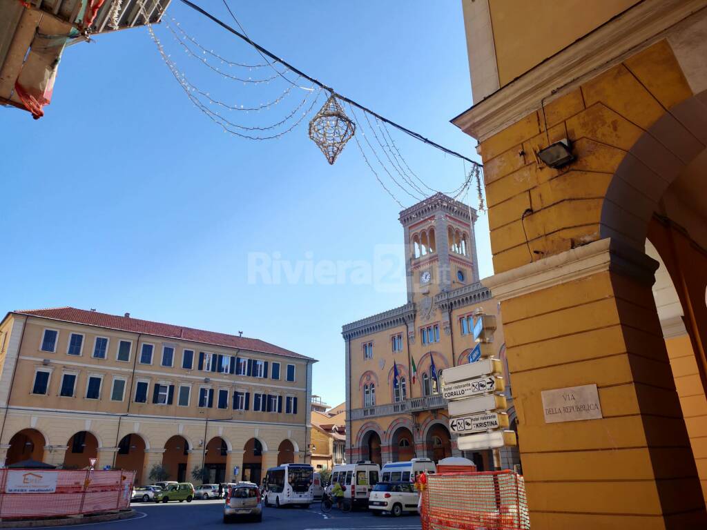 Imperia, iniziata l’installazione delle luminarie natalizie