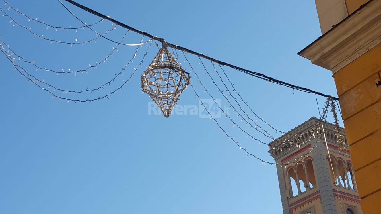 Imperia, iniziata l’installazione delle luminarie natalizie