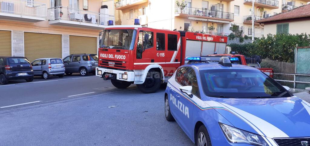 Sanremo, dimentica pentolino sul fuoco e brucia la cucina. Incendio spento dai vigili del fuoco