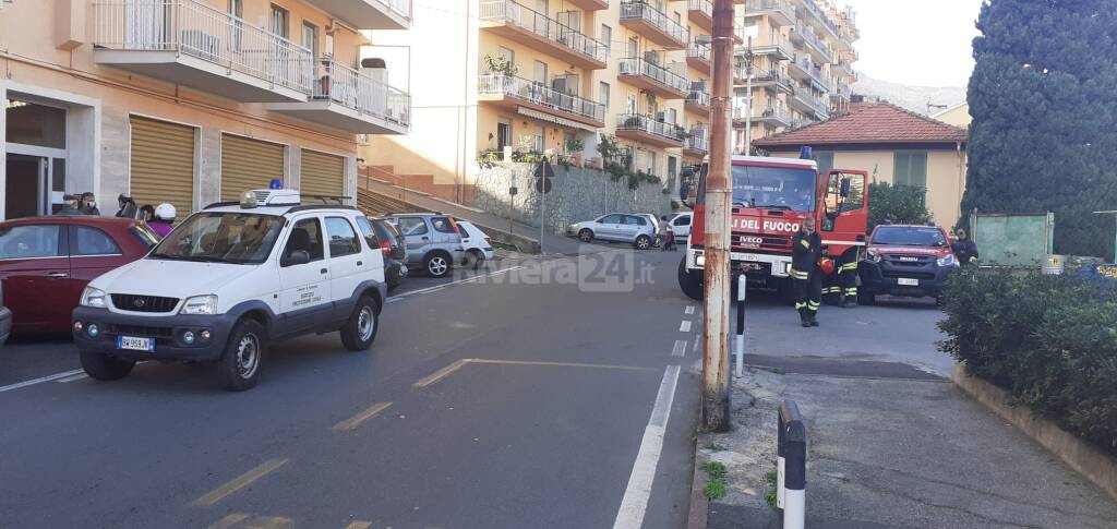 Sanremo, dimentica pentolino sul fuoco e brucia la cucina. Incendio spento dai vigili del fuoco