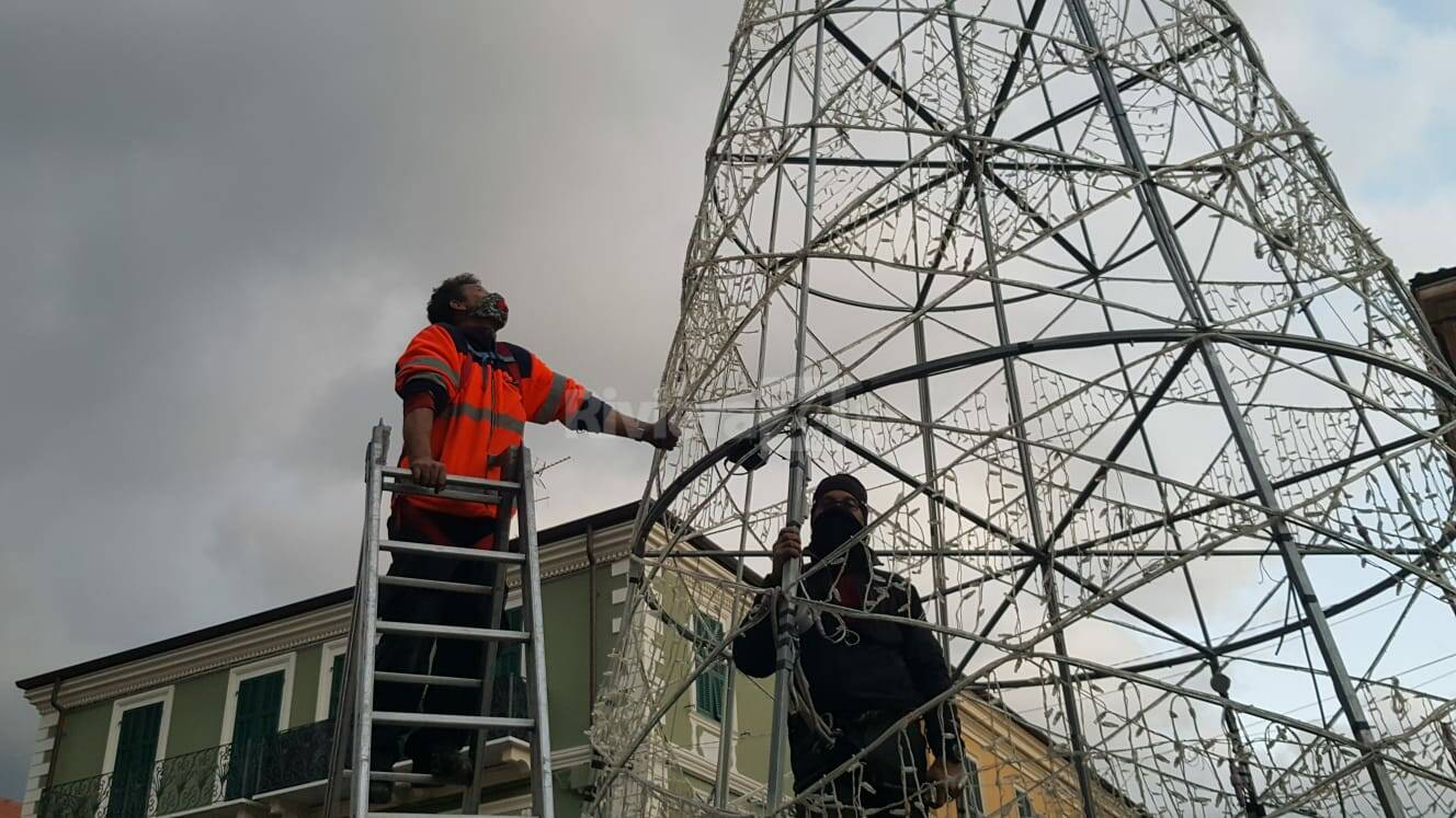 Diano Marina, accese le luminarie natalizie