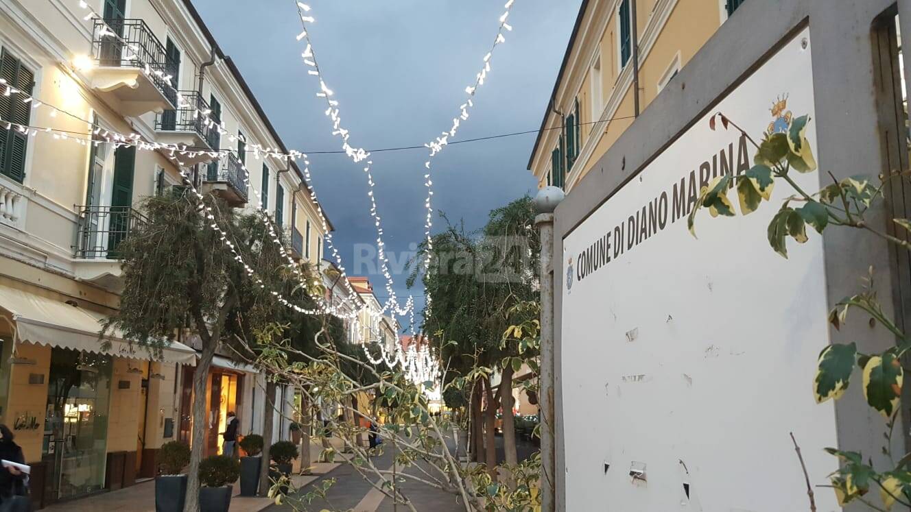 Diano Marina, accese le luminarie natalizie. Il sindaco Chiappori: «Che siano di buon auspicio per il 2021»