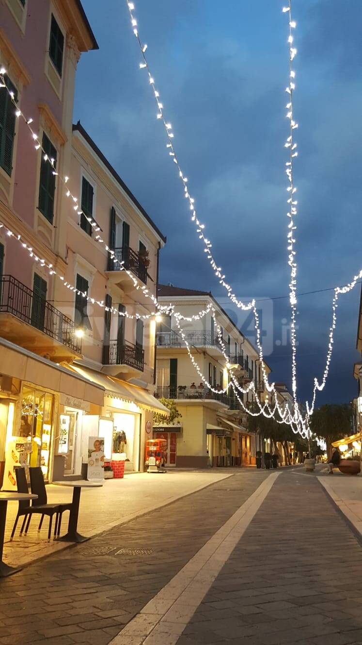 Diano Marina, accese le luminarie natalizie. Il sindaco Chiappori: «Che siano di buon auspicio per il 2021»