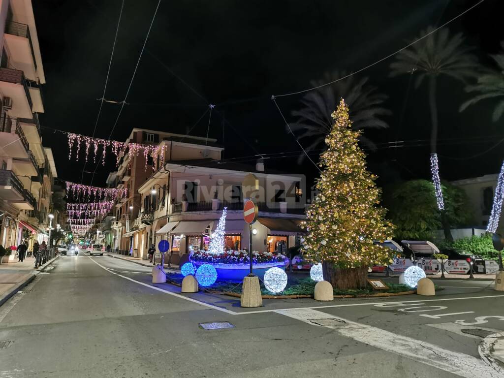 Bordighera si accende per Natale: addobbata a festa tutta la città