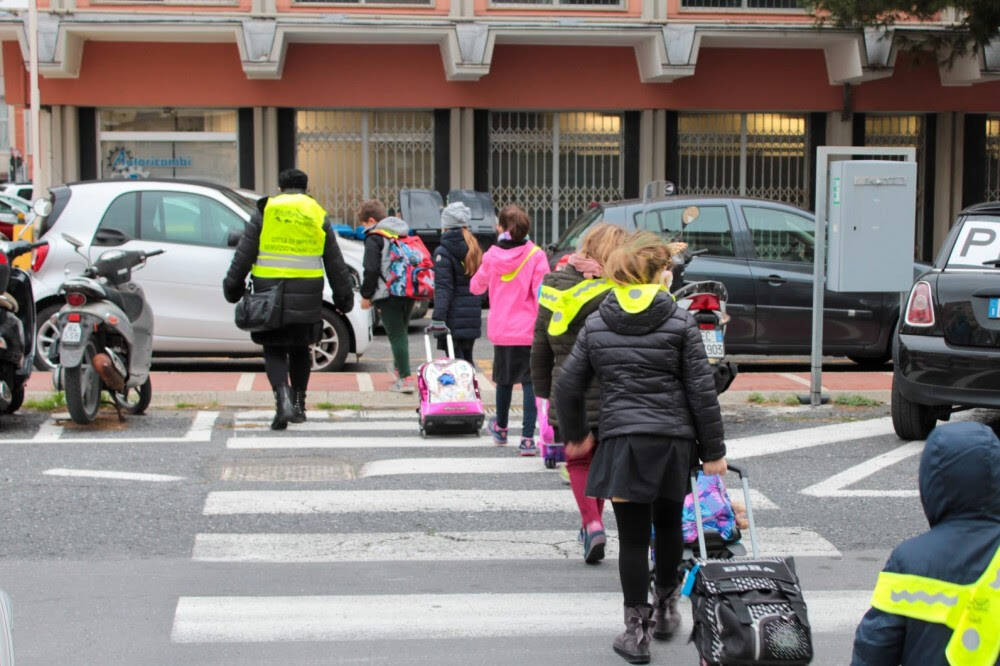 A Imperia gli alunni prendono il Pedibus: «Attivo su due scuole, vogliamo potenziarlo in tutta la città»