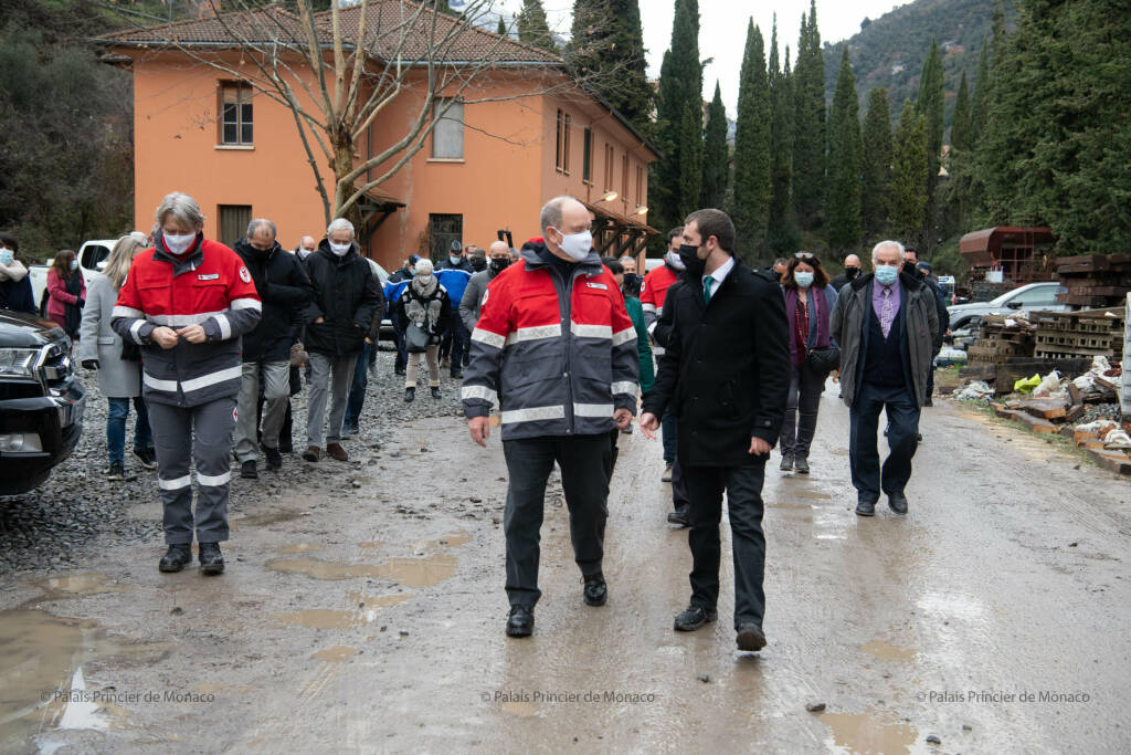 Il principe Alberto di Monaco in visita in Val Roya dopo il passaggio della tempesta Alex