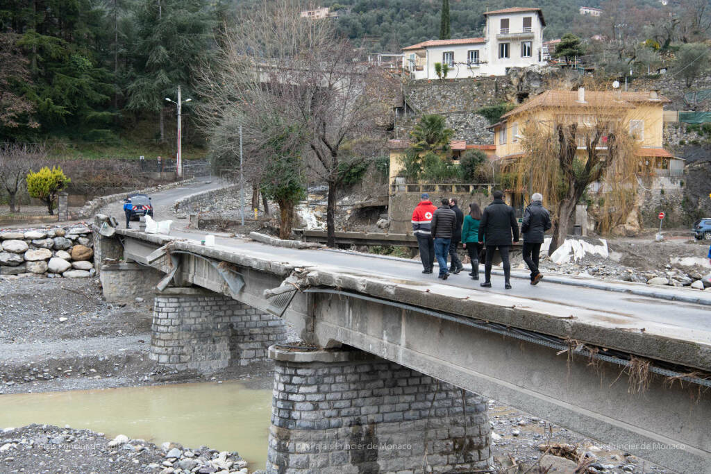 Il principe Alberto di Monaco in visita in Val Roya dopo il passaggio della tempesta Alex