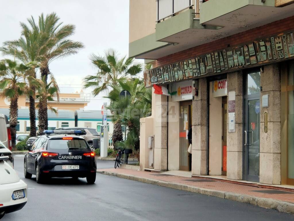 Bordighera, tentata rapina al Conad. Malvivente fuggito