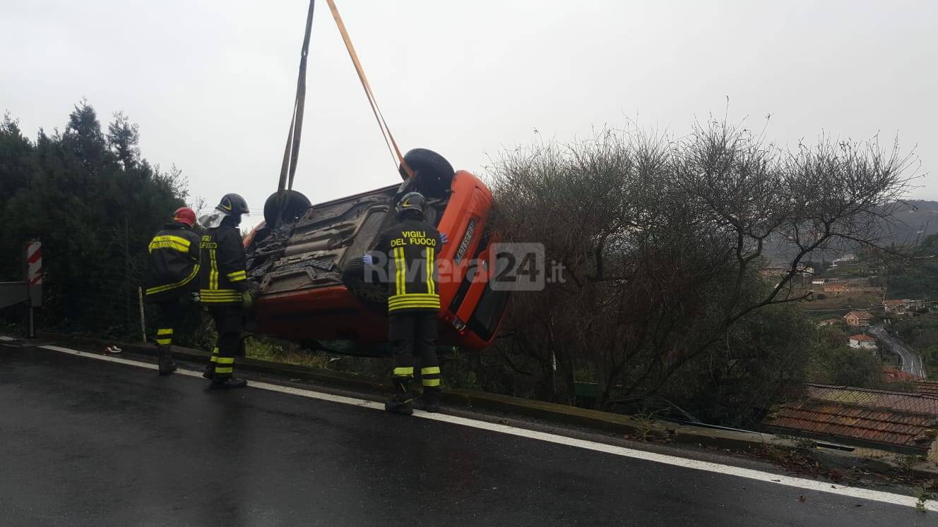 Imperia, auto fuori strada in via Diano Calderina: conducente illesa